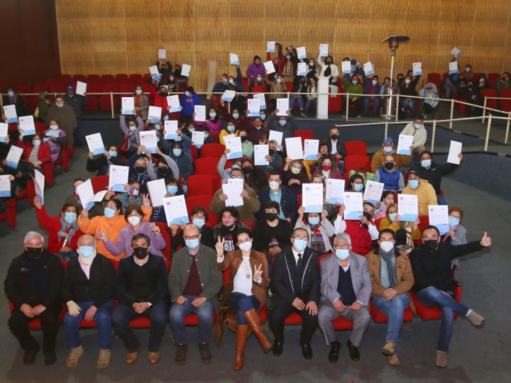 Entregan subsidios a 104 familias del comité Dulces Sueño en Río Bueno