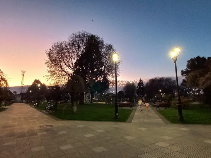 Un total de 621 luminarias LED le están cambiando el “rostro” al Centro y a sectores aledaños de Río Bueno
