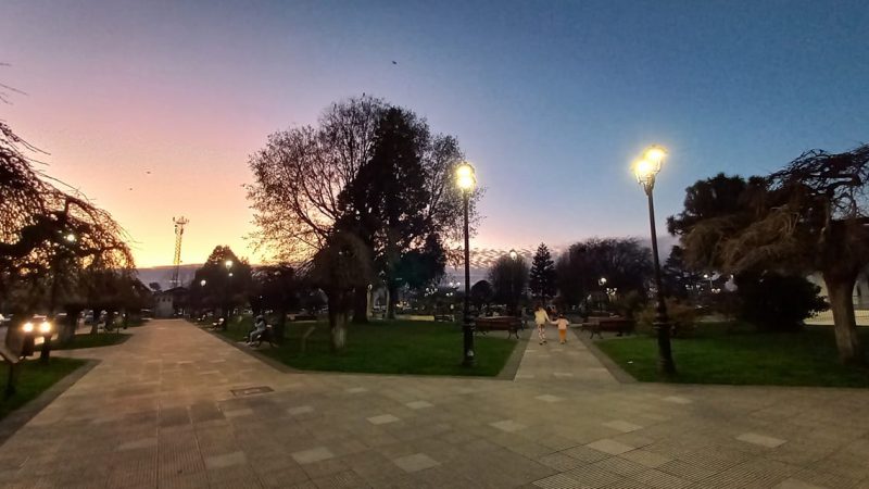Un total de 621 luminarias LED le están cambiando el “rostro” al Centro y a sectores aledaños de Río Bueno