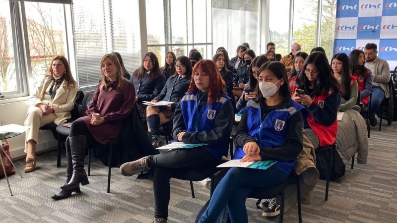Estudiantes de liceos técnico-profesionales reflexionaron acerca de la incorporación de la mujer a la industria de la construcción