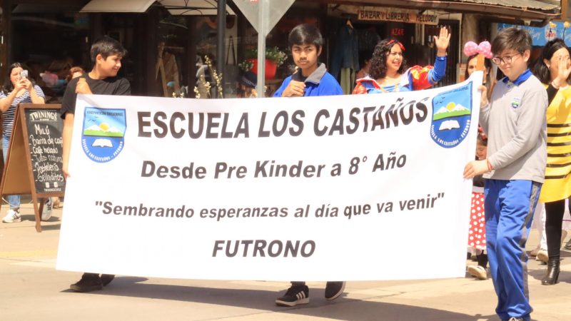 En aniversario Escuela Los Castaños se realizó pasacalle con disfraces