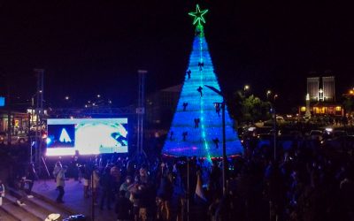 Construido con 10 mil botellas plásticas: Este viernes se hará el icónico encendido de árbol de navidad en Panguipulli
