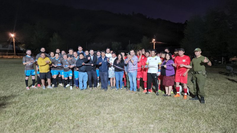 Saesa ilumina cancha deportiva del sector rural de Chabranco en Futrono